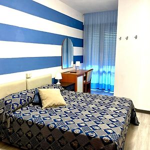 Kleines Zimmer mit Kingsize-Bett