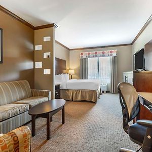 Suite mit Kingsize-Bett für Gäste mit Behinderungen