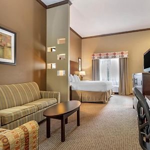 Suite mit Kingsize-Bett für Gäste mit Behinderungen