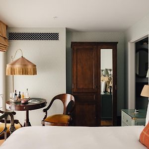 Zimmer mit Kingsize-Bett