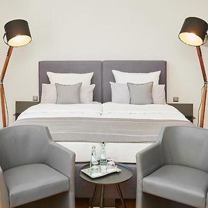 Zimmer mit Kingsize-Bett