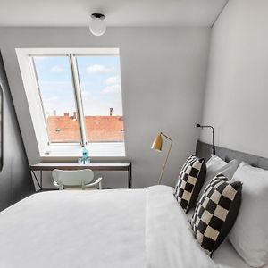 Mittelgroßes Zimmer mit Kingsize-Bett