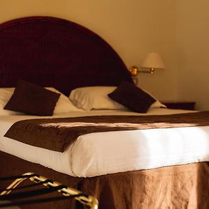 Zimmer mit Kingsize-Bett