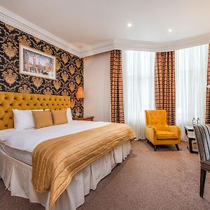 Zimmer mit Kingsize-Bett