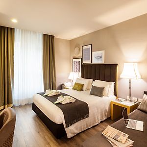 Zimmer mit Kingsize-Bett