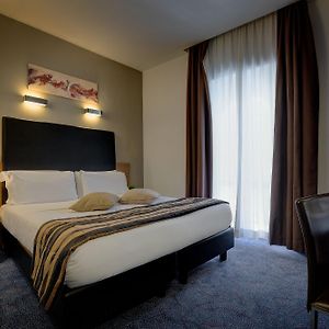 Zimmer mit Kingsize-Bett