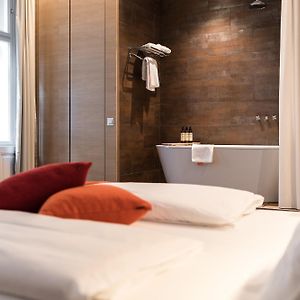 Zimmer mit Kingsize-Bett