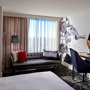 Zimmer mit Kingsize-Bett