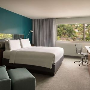 Zimmer mit Kingsize-Bett für Gäste mit Behinderungen
