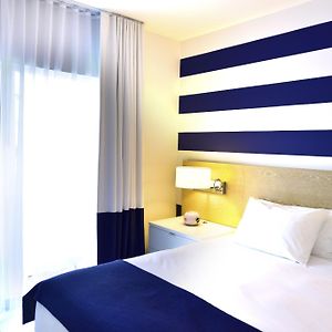 Zimmer mit Kingsize-Bett