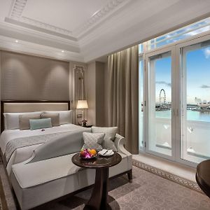 Zimmer mit Kingsize-Bett und mit Yachthafenblick