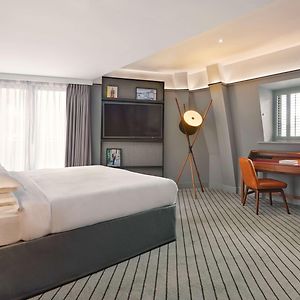 Zimmer mit Kingsize-Bett