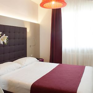 Zimmer mit Kingsize-Bett