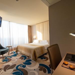 Zimmer mit Kingsize-Bett auf dem Dach