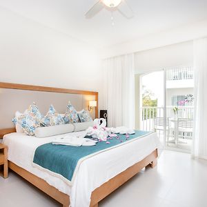 Superior Deluxe Zimmer mit Kingsize-Bett und mit Schwimmbadblick
