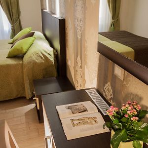 Zimmer mit zwei Einzelbetten