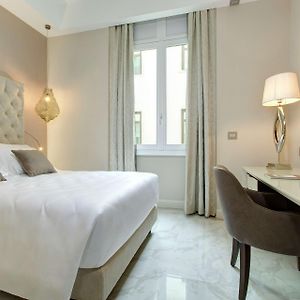 Zimmer mit Kingsize-Bett