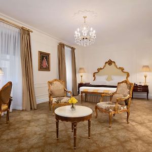 Grand Luxe Zimmer mit Kingsize-Bett