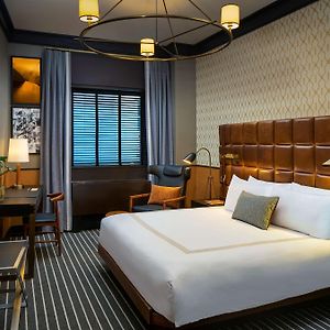 Zimmer mit Kingsize-Bett