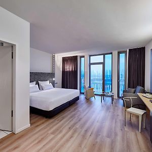Zimmer mit Kingsize-Bett