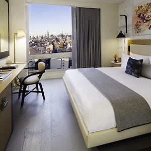 Zimmer mit Kingsize-Bett
