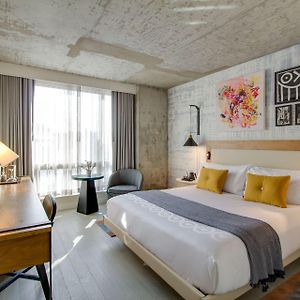 Zimmer mit Kingsize-Bett