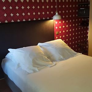 Zimmer mit Kingsize-Bett
