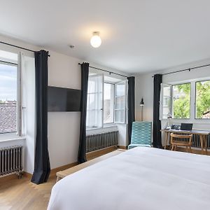 Großes Zimmer mit Kingsize-Bett