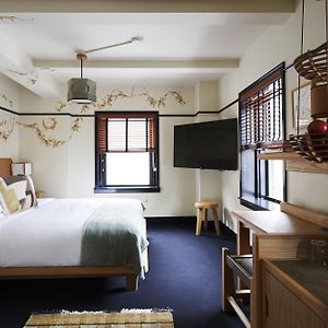 Zimmer mit Kingsize-Bett