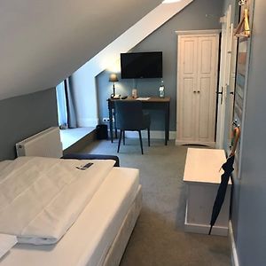 Kleines Zimmer mit Queensize-Bett