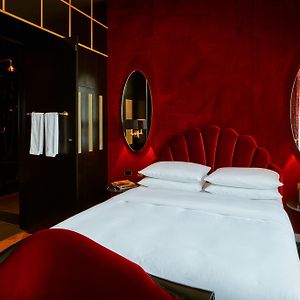 Zimmer mit Kingsize-Bett
