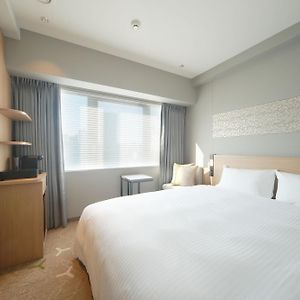 Moderate Zimmer mit Kingsize-Bett