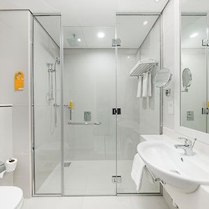 Angrenzendes Familien-Zimmer mit zwei Einzelbetten