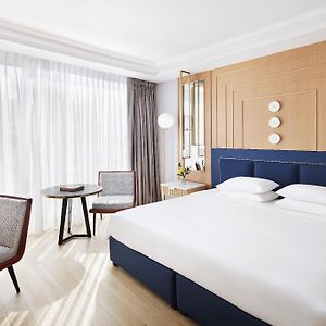 Zimmer mit Kingsize-Bett