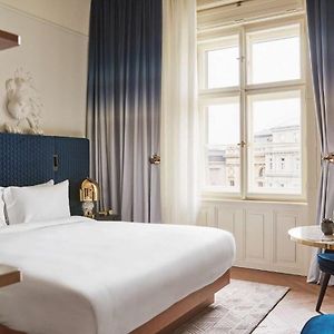 Zimmer mit Kingsize-Bett
