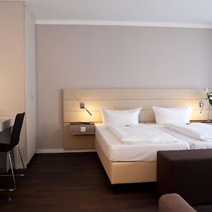 Zimmer mit Kingsize-Bett