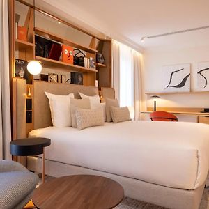 Zimmer mit Kingsize-Bett