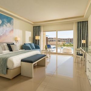 Zimmer mit Kingsize-Bett und mit Schwimmbadblick