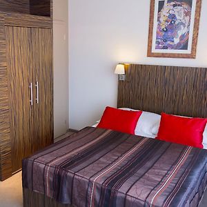 Zimmer mit Kingsize-Bett