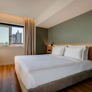 Zimmer mit Kingsize-Bett