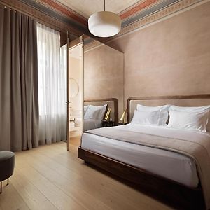 Zimmer mit Kingsize-Bett