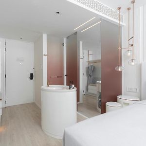 Zimmer mit Kingsize-Bett