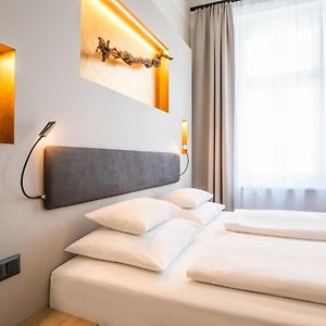 Großes Zimmer mit Kingsize-Bett
