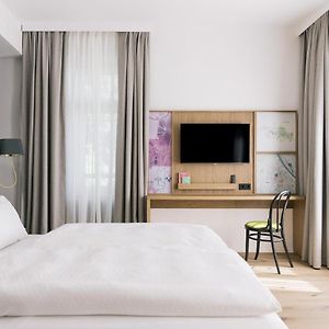 Zimmer mit Kingsize-Bett
