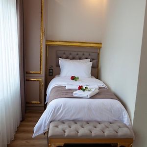 Großes Zimmer mit Kingsize-Bett