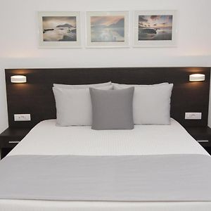 Großes Zimmer mit Kingsize-Bett
