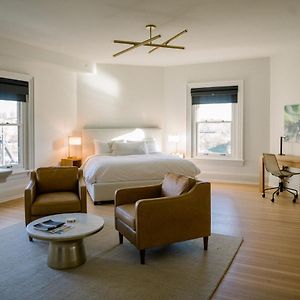 Zimmer mit Kingsize-Bett