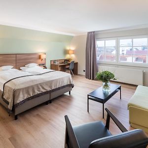 Großes Zimmer mit Kingsize-Bett