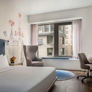 Zimmer mit Kingsize-Bett