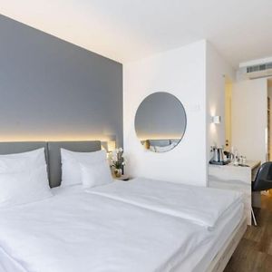 Standard Zimmer mit Kingsize-Bett